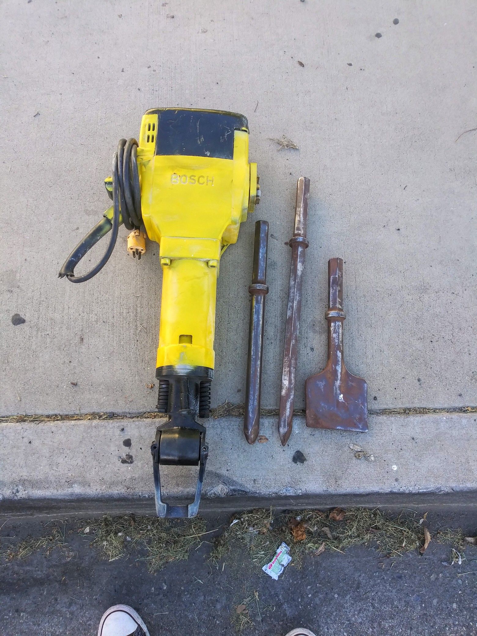 Bosch Brute Jack hammer / Breaker with bits read description please