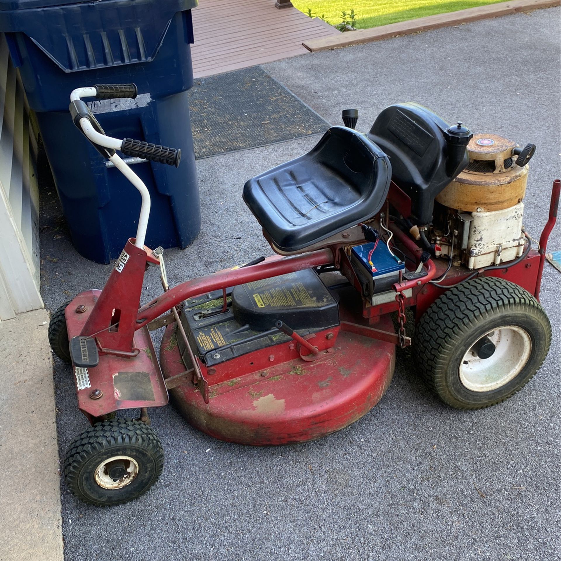 Riding mower with mulching deck and ,new oil newer tires newer drive belt new blade