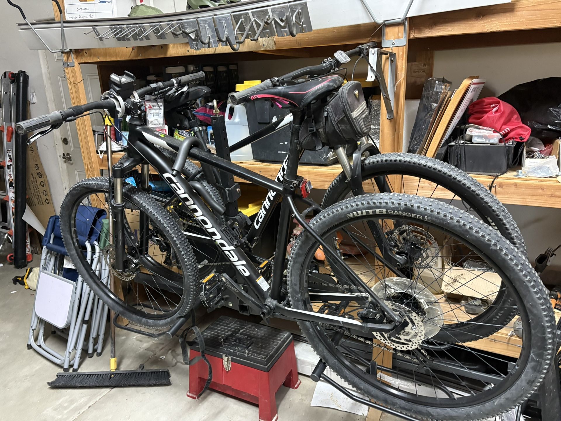 Two Cannondale 29” Mountain Bikes 11 Speed With Thule Rack