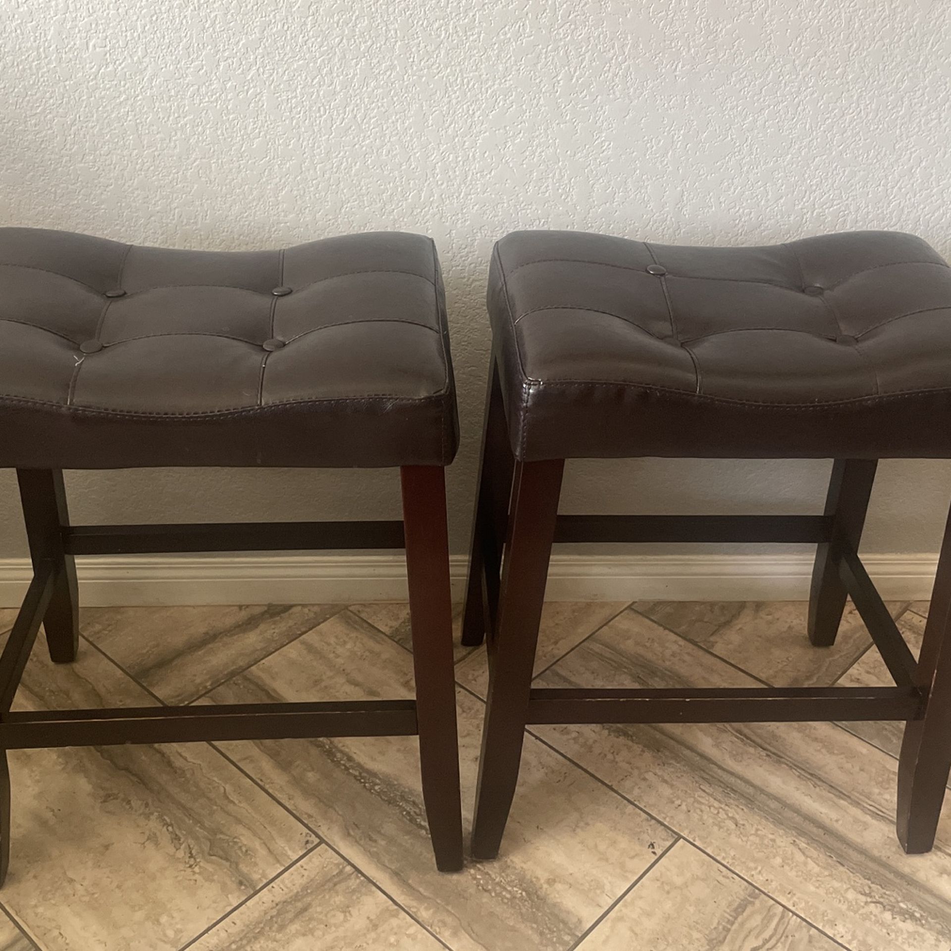 2 bar stools