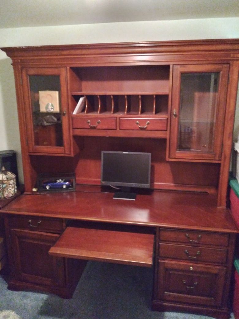 Gorgeous High Quality Executive Desk w Lighted Hutch⁷