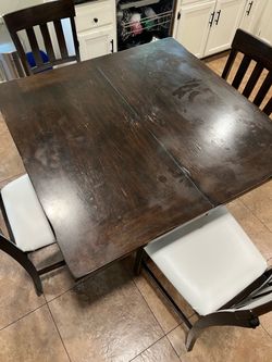 Dinning table $125