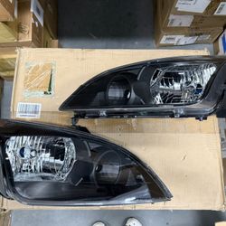 Headlights For 2005 To 2007 Ford Focus; Black Housing With Clear Corners./ Luces Negras