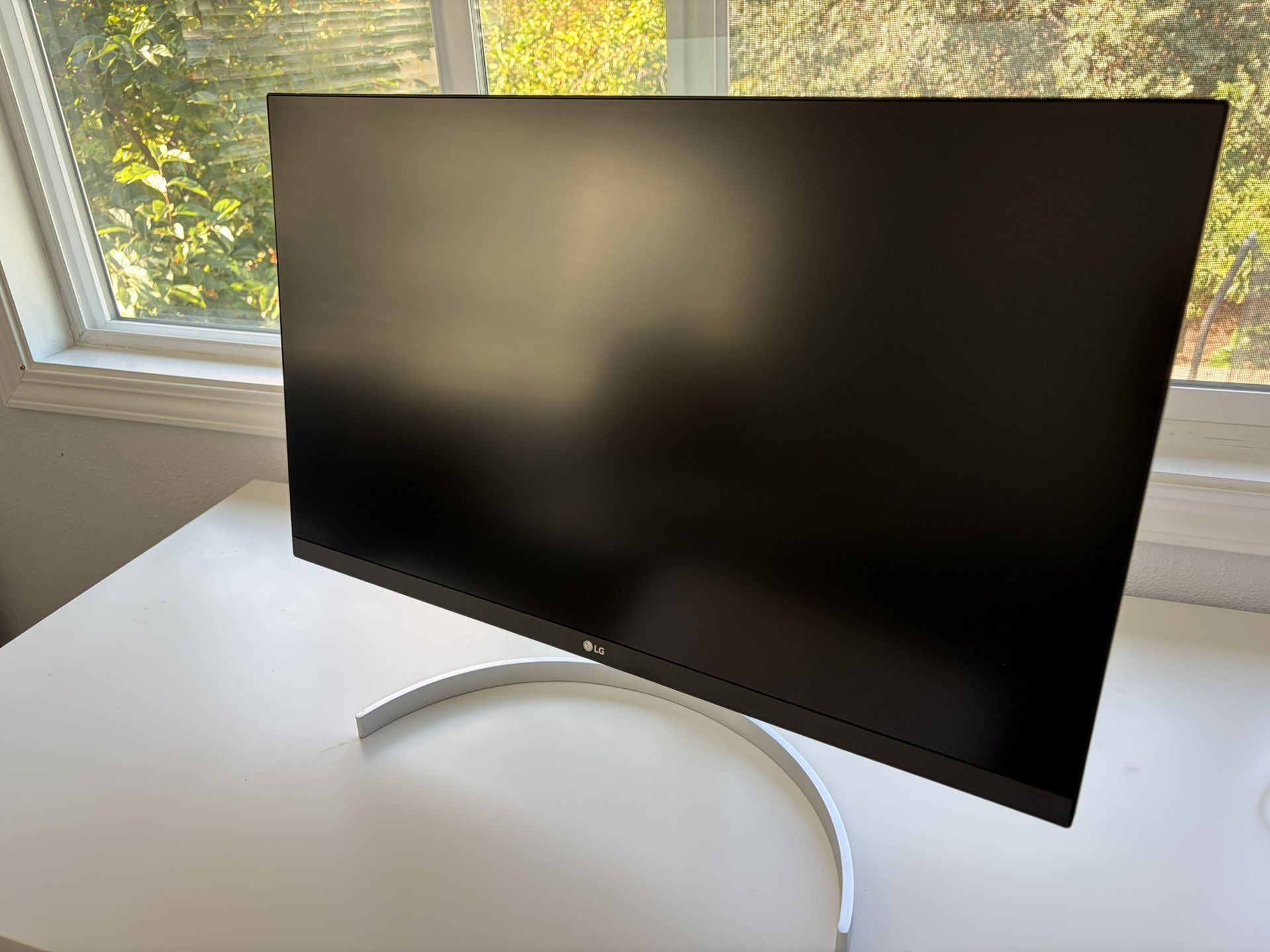 LG UltraFine UHD 27-Inch 4K UHD 2160p Computer Monitor