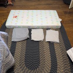Dream on Me Crib Mattress w/2 sheets and dust ruffle 