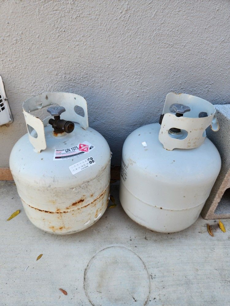 2 Empty Propane Tanks 25$ Each