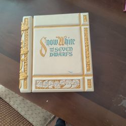 Disney's Snow White And The 7 Dwarfs Treasure Book 