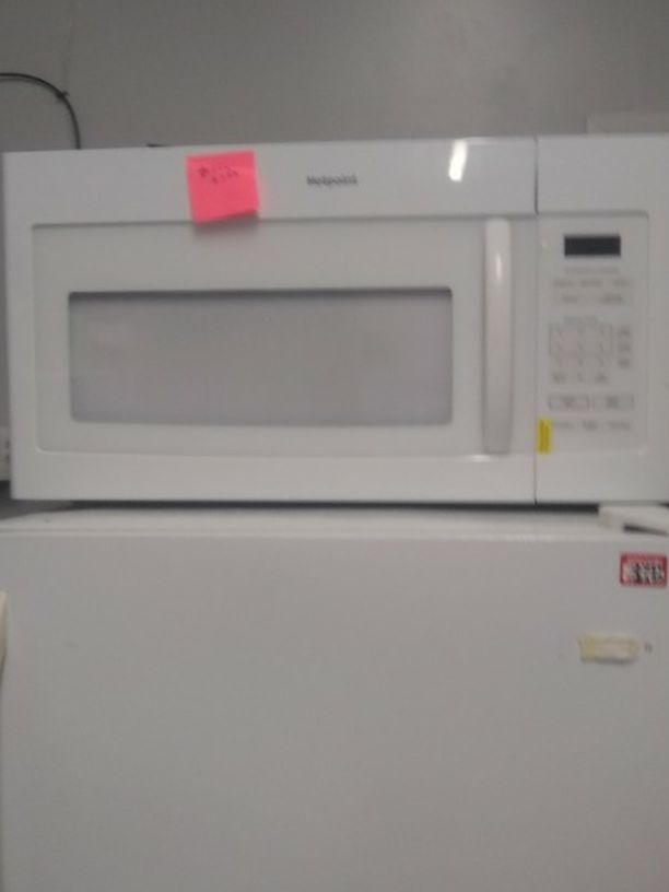 Brand New Hotpoint Microwave Oven With Scratch And Dent