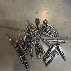Spike Lug Nuts