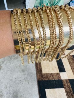 Very fashionable gorgeous Golden bracelet