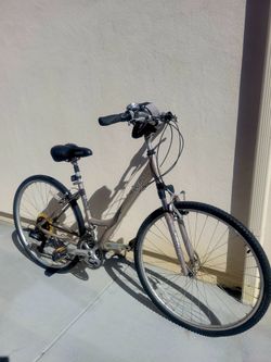 Ladies hybrid aluminum bike