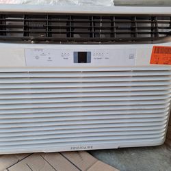 AIR CONDITIONER Frigidaire 15,000 BTU 115V Window Air Conditioner Cools 850 Sq. Ft. in White