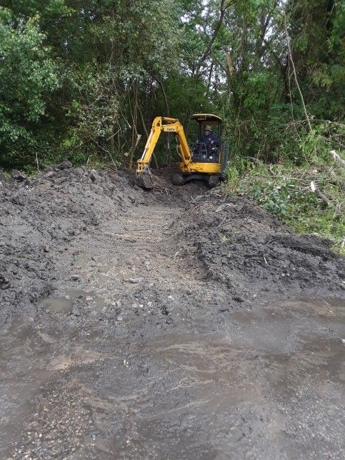 Mini Excavator With Thumb And Operator