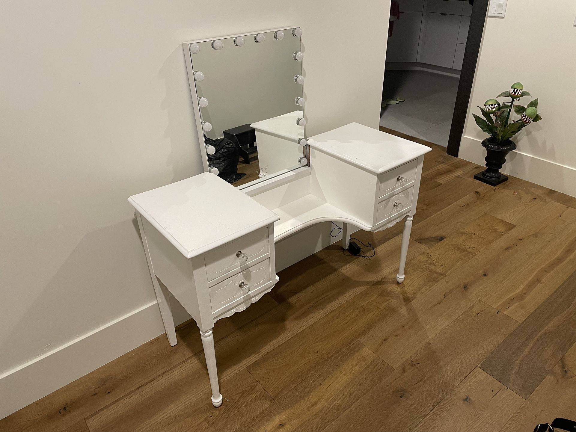Child Vanity With Lighted Mirror