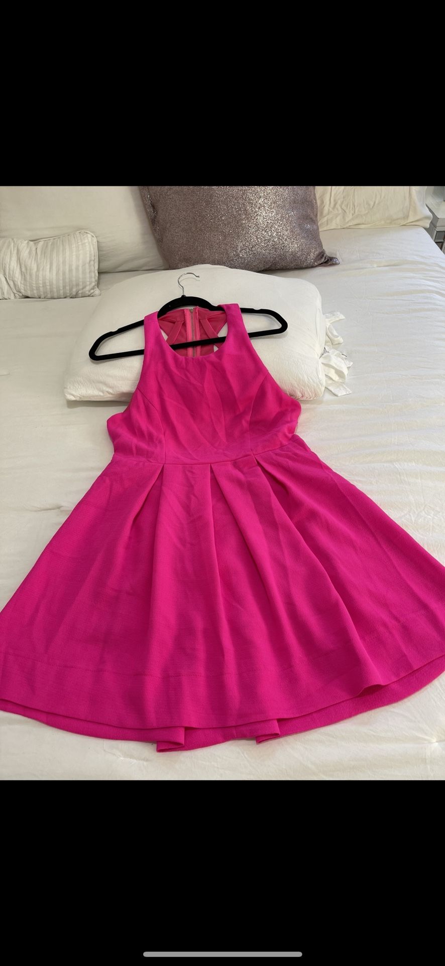 Vestido 👗 Lulus Size Large , Color Rosa Mexicano , Con Un Lindo Escote En La Espalda . Buenas Condiciones ..