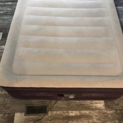 Queen size blow up matress