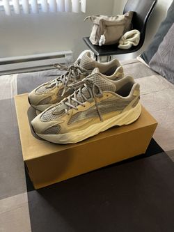 Adidas Yeezy 700 V2 Cream size 10