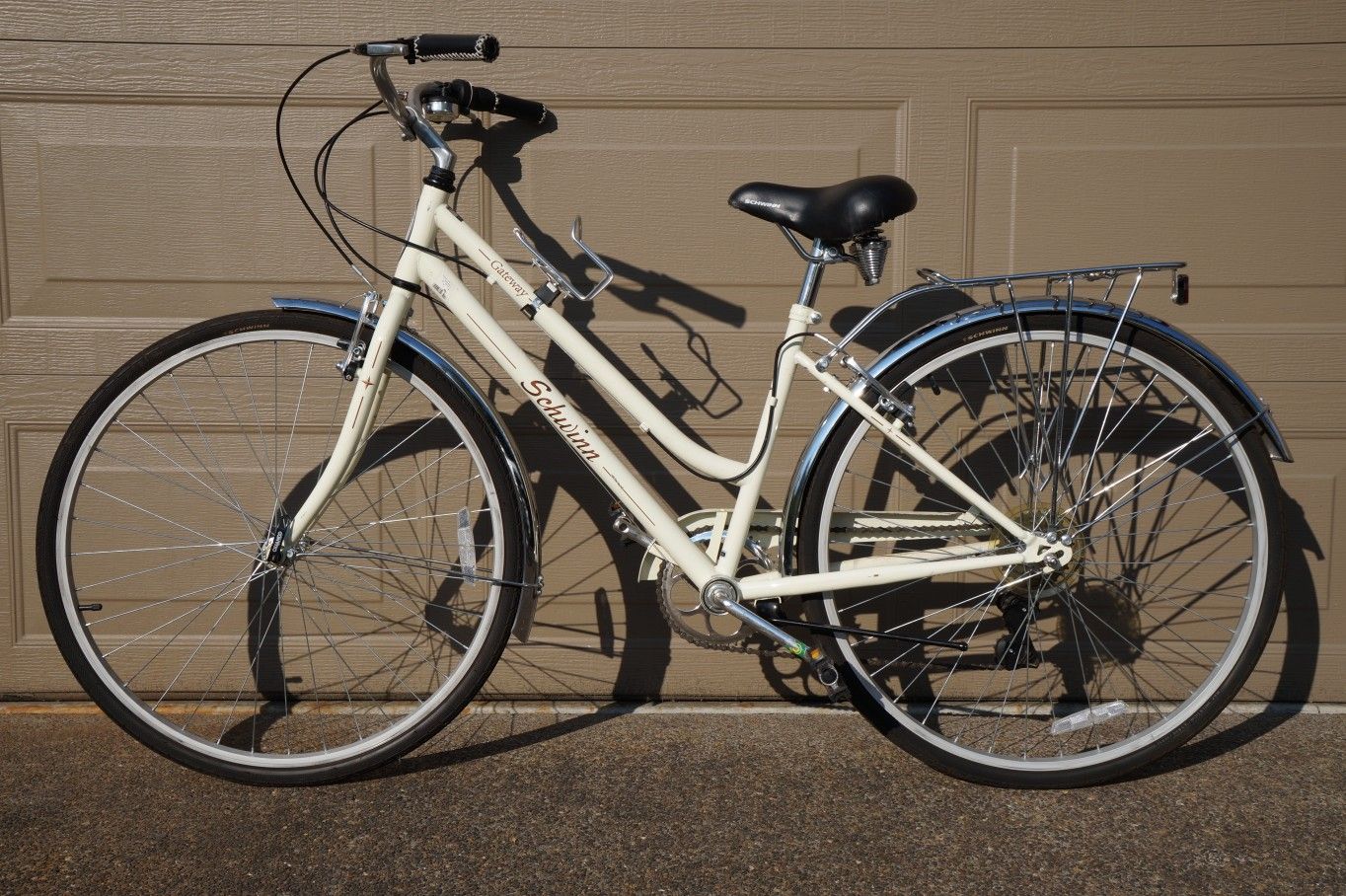schwinn gateway 28 hybrid bike cream