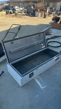 Truck tool box