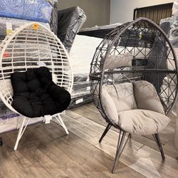 Loveseats-Egg Chairs (Take It Home In Payments/ llévatelo a casa en pagos) 