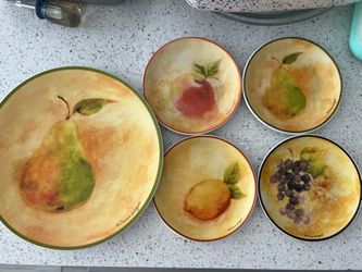 Susan Winget Plate and  4 Small Appetizer Plate