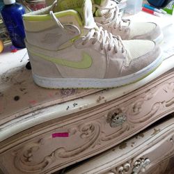 Nikes 8.5 Womens