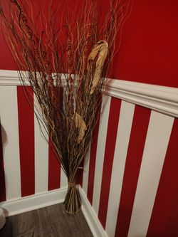 Pretty MUCH like NEW 👍 BEAUTIFUL DECORATIVE PIECE 👍 It's not 🚫 small. See photos. Cash only and PICKUP