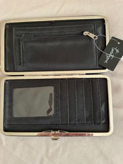 It’s very nice wallet the color is black it’s brand new never been used