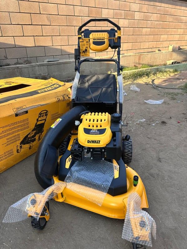 DEWALT
28 in. 224cc E-GOV Engine 3-in-1 Gas RWD Self-Propelled Lawn Mower with High Rear Wheels