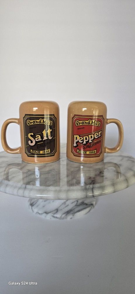 Vintage ✨️ Set of "Grandma's Brand Easy Pourin'" salt and pepper shakers, likely from the 1970s