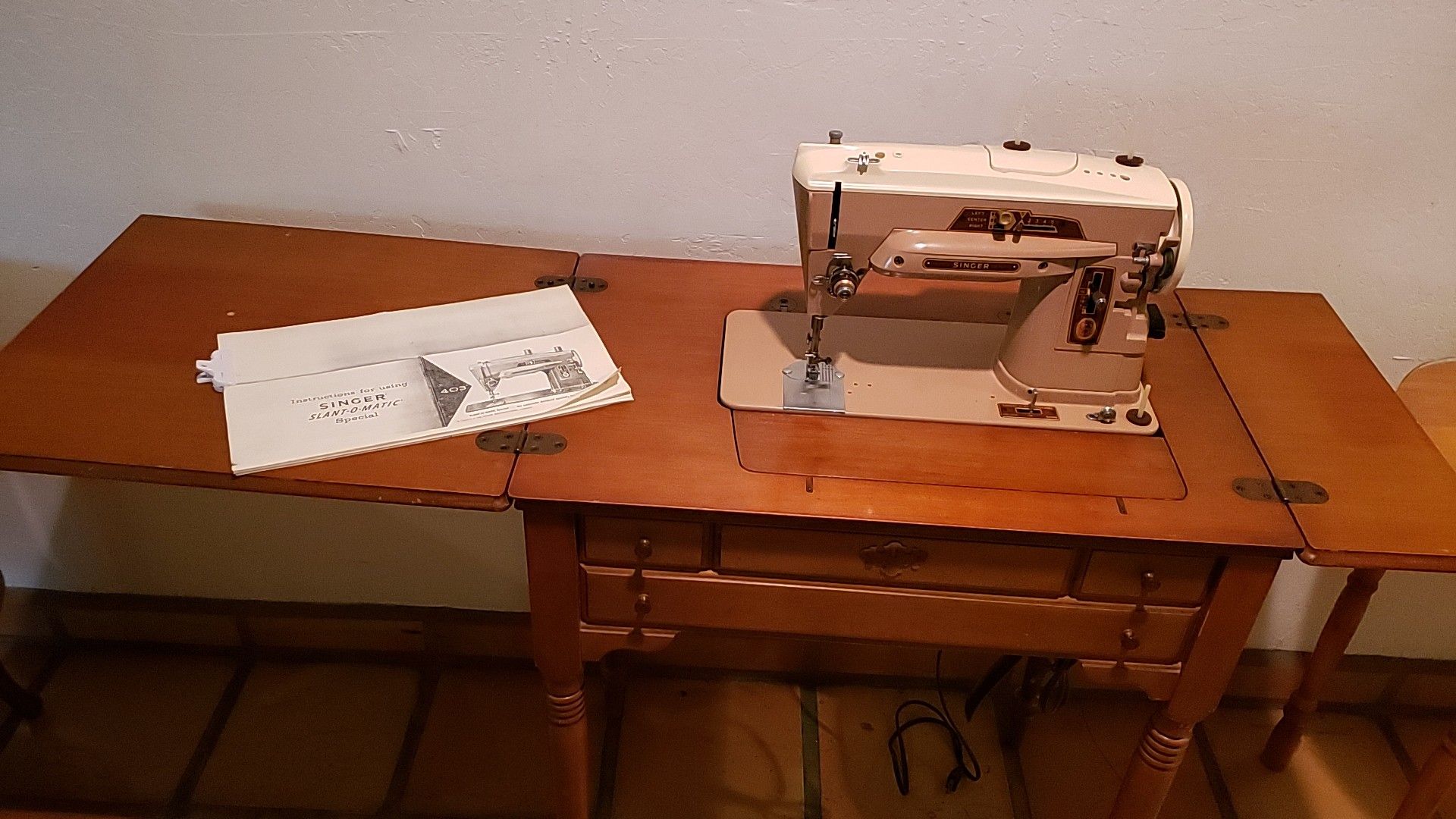 Vintage Singer Slantomatic 403a sewing machine with in great