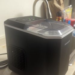 Frigidaire Ice Maker (Black)