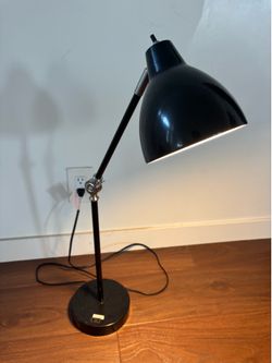 Tilting adjustable desk lamp