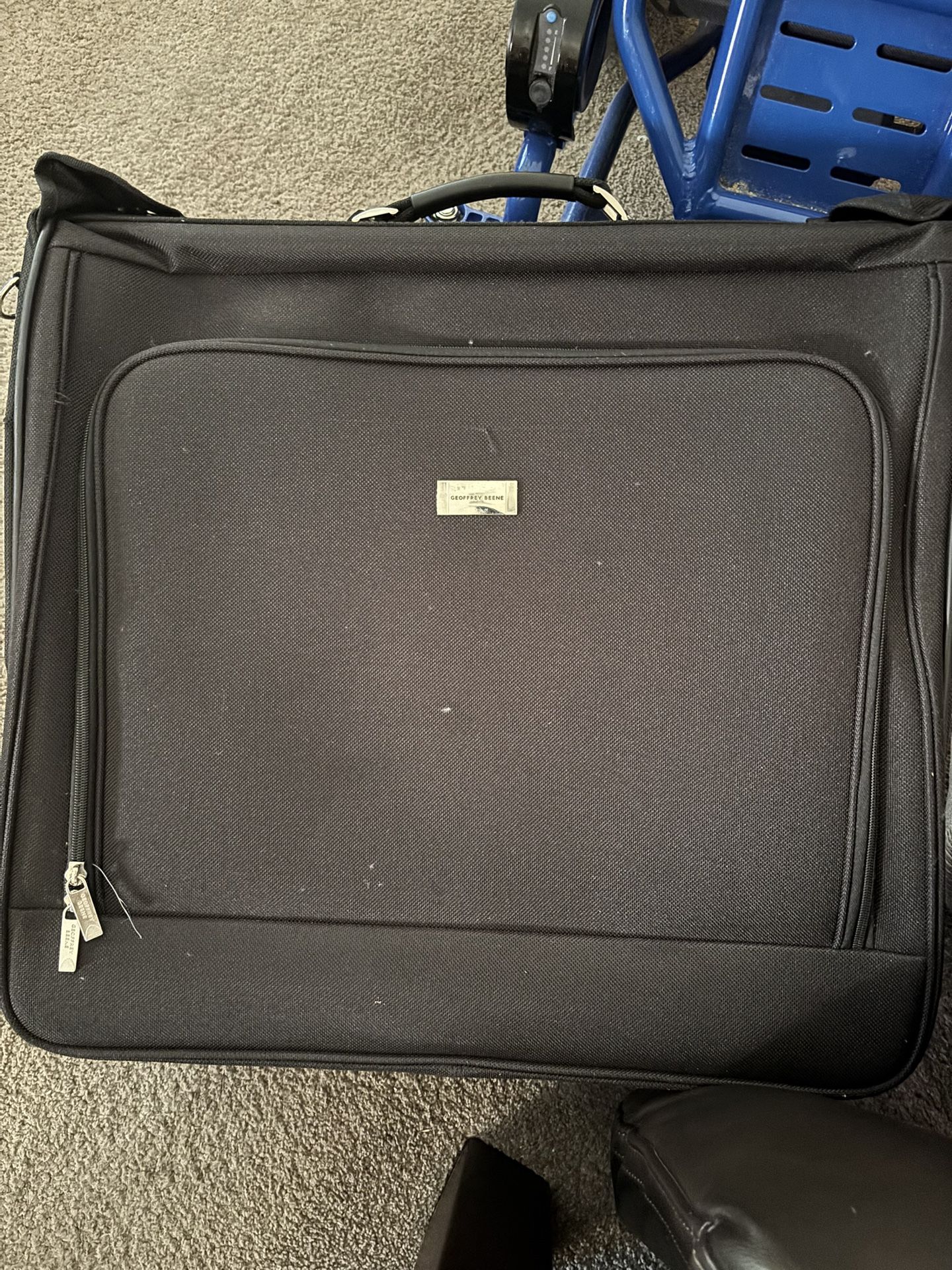 Geoffrey Beene Rolling garment bag