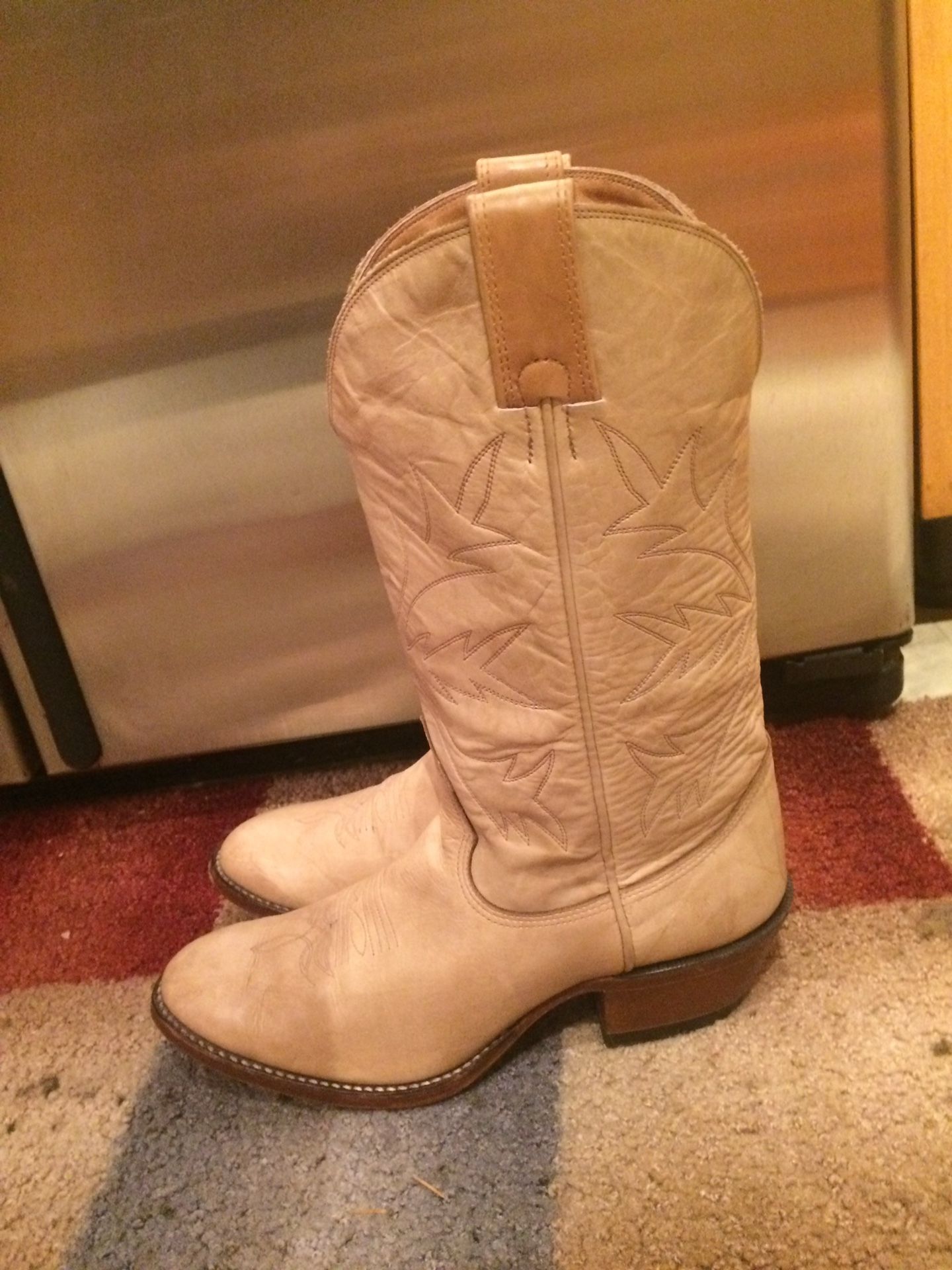 Men’s Cowboy boots size 9 D, excellent condition