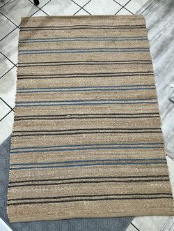 6 X 4 Rug (like NEW!!!)