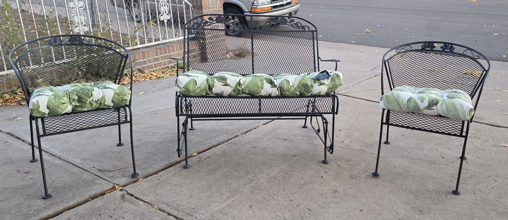 Adorable Wrought Iron Swinging Loveseat & Chairs (2x)