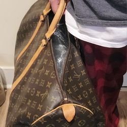 Louis Vuitton Travel Bagpreloved (Zipper Needs Fixing easy Fix) 100%  Authentic..nice Cond for Sale in Hartford, CT - OfferUp