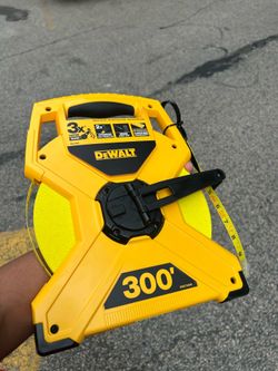 Dewalt 300 fiberglass long tape measurement