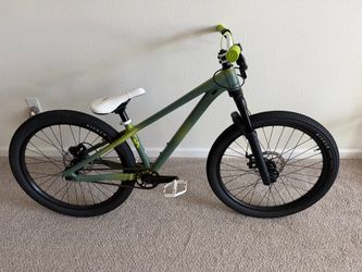 Dirt Jump Bike with Kicker Sport Tires and Title Accessories