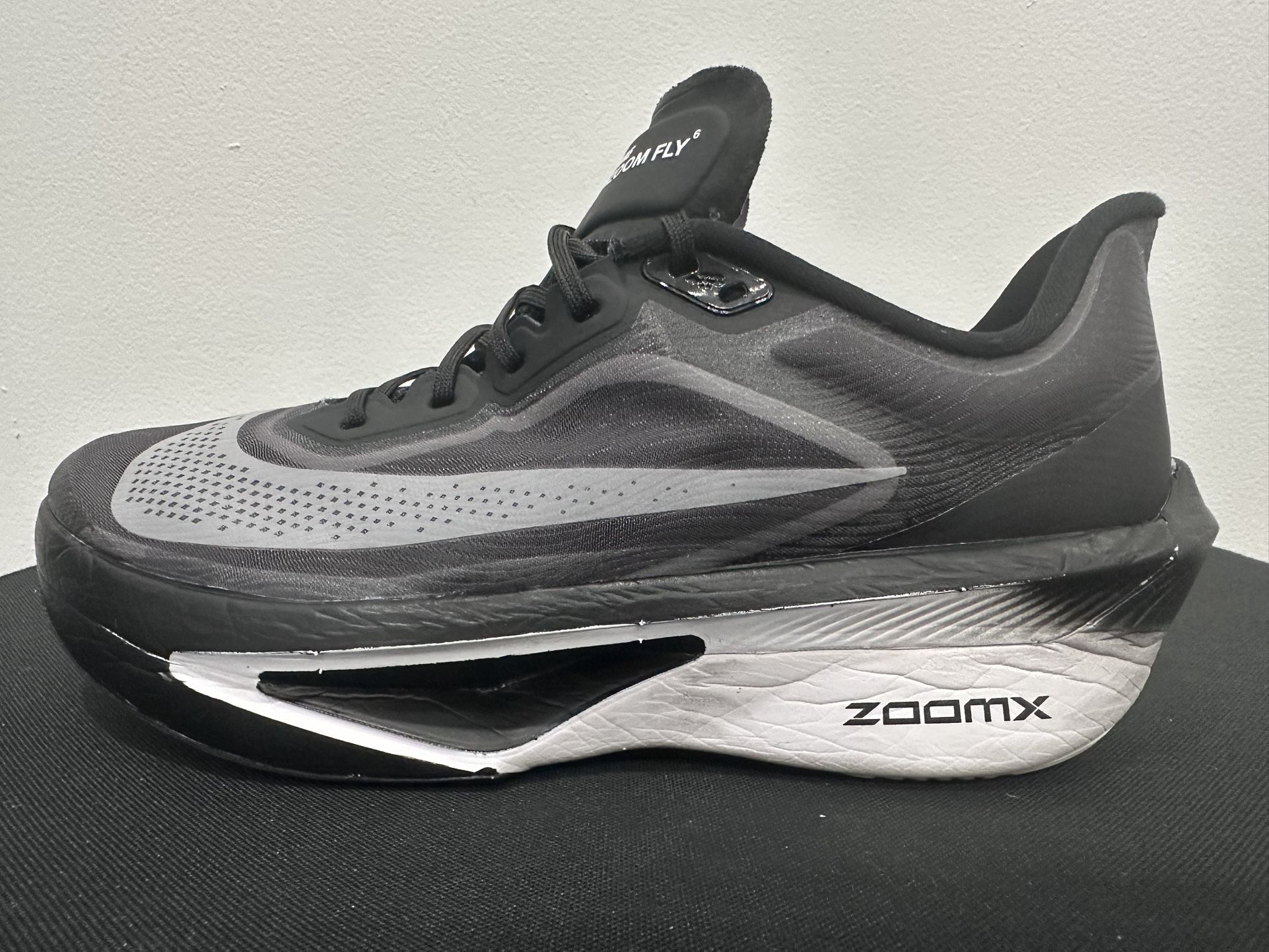 NIKE ZOOM FLY 6 RUNNING AND JOGGING SHOES : FN8454-001 SIZE: 9.5 MENS