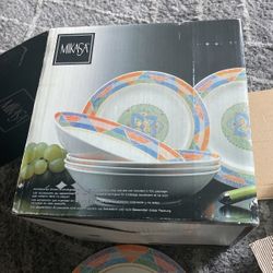 Mikasa Fine China 20 Piece Dinner set 