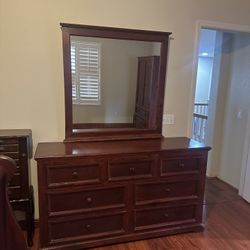 Dresser With Mirror