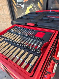 MILWUAKEE  1/4 in. and 3/8 in. and 1/2 in. Drive Metric & SAE Ratchet & Socket Set with PACKOUT 4-Drawer Tool Box (242-Piece)