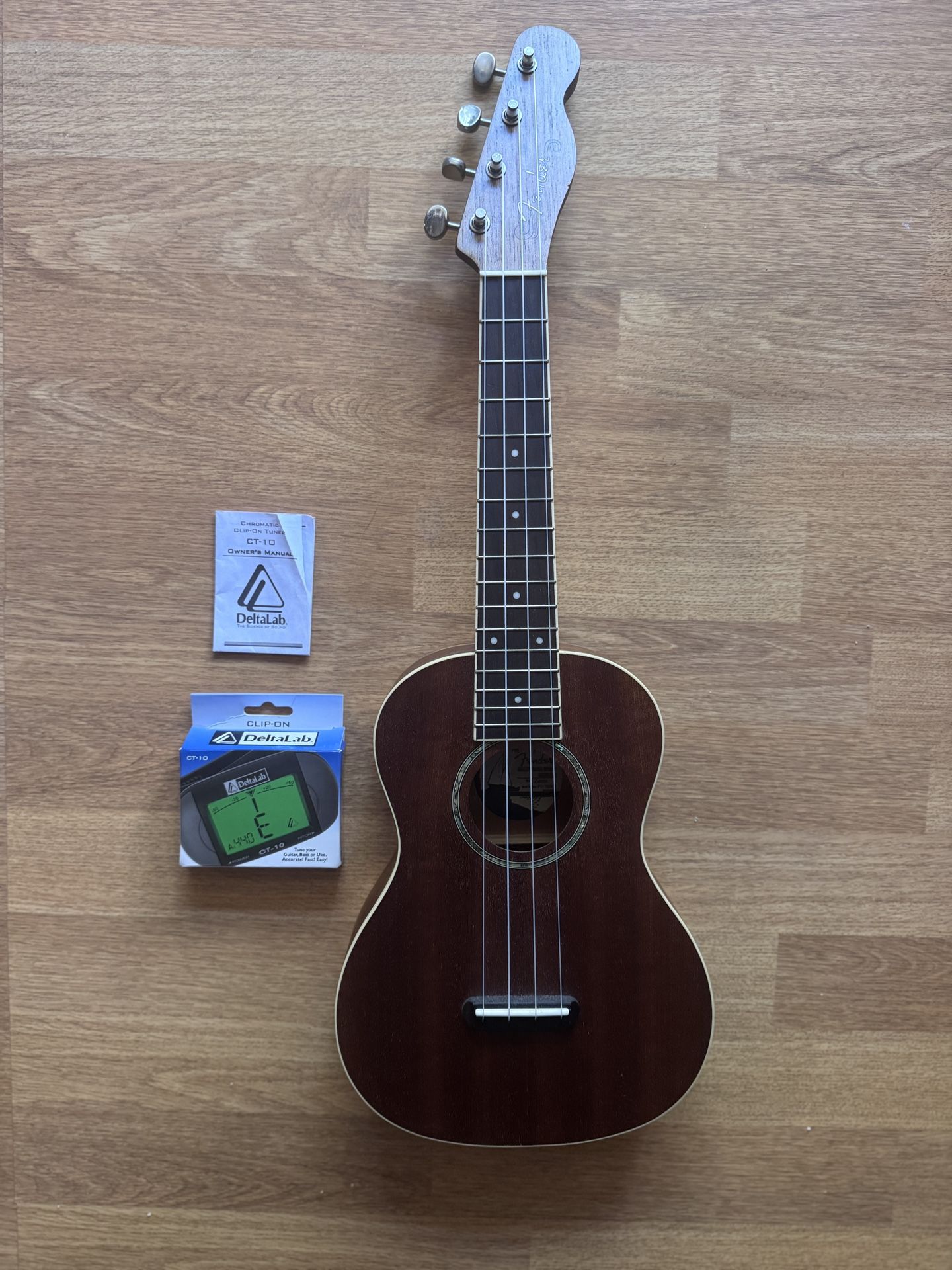 Fender Ukulele with Deltalab Tuner CT-10 tuner