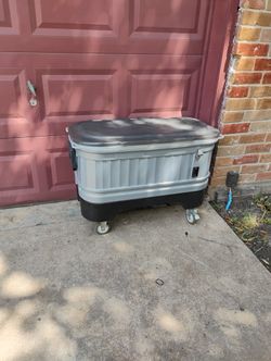 Big Ice Chest On Wheels
