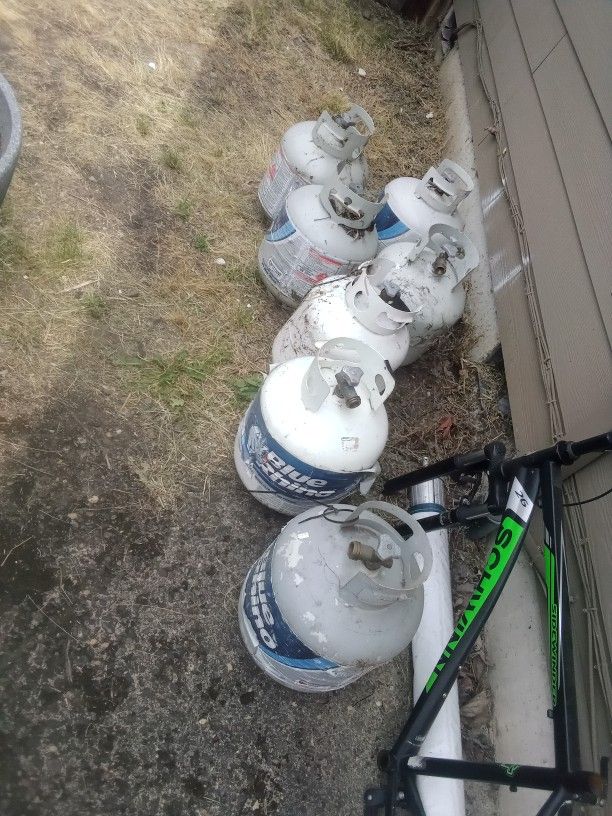 7 Tanks. Empty. Al For 35$