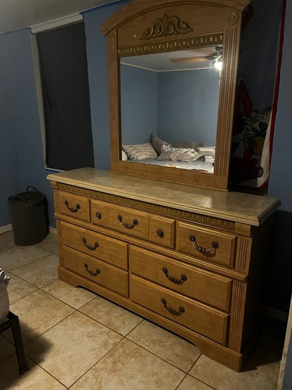 Dresser With Mirror