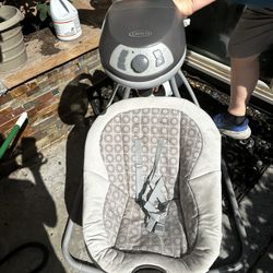  Graco baby swing, it’s lightly used