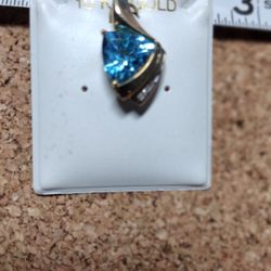 10KY Gold 3.3ct Blue Topaz Trillion Diamond Ribbed Pendant